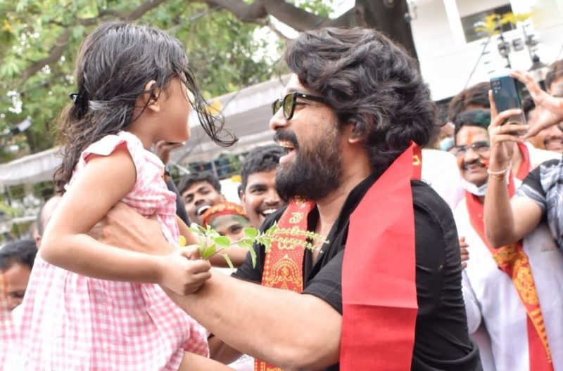 Allu Arjun Celebrates Ganesh Visarjan With Daughter Arha – Planet Bollywood